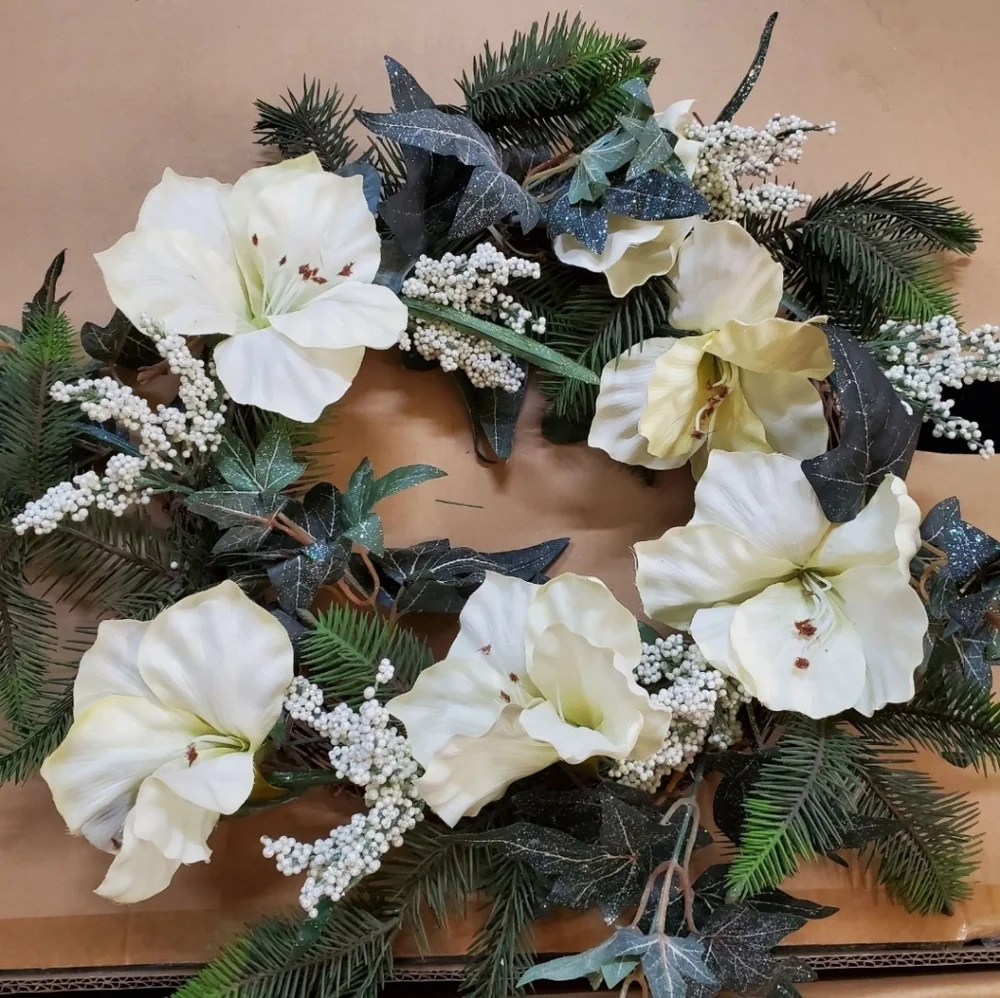Holiday Wreath NWT (New with Tags) Cream and White Florals